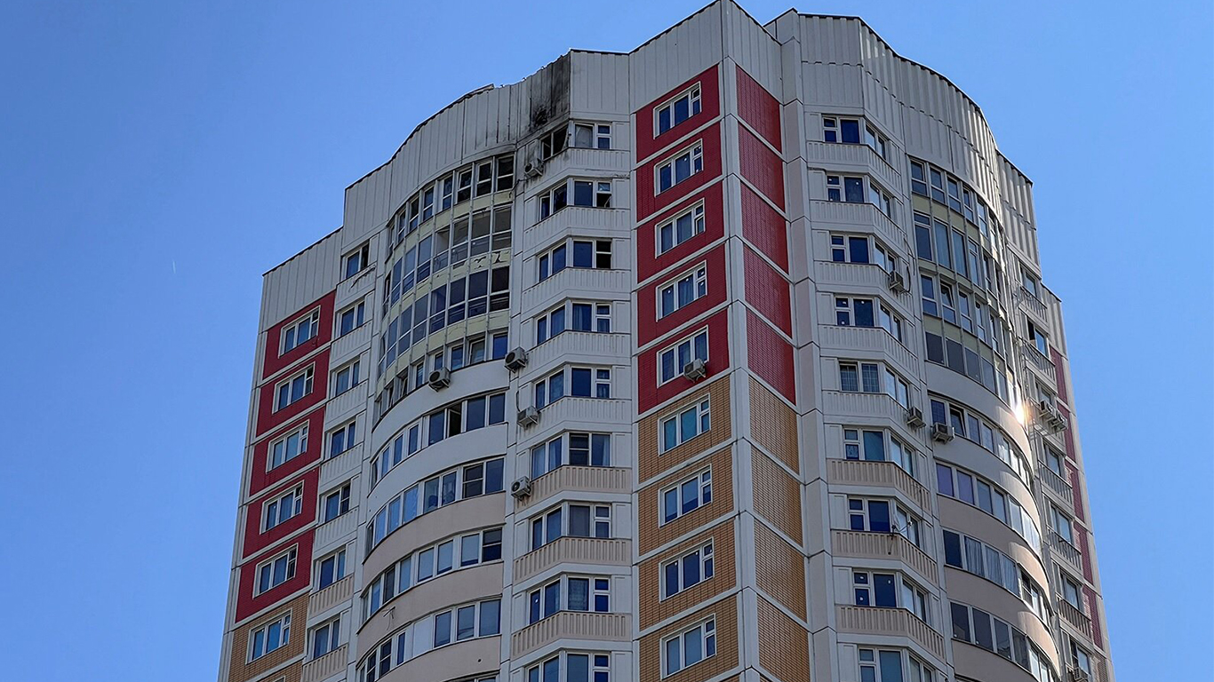 Tres edificios residenciales dañados por drones en Moscú, según medios estatales