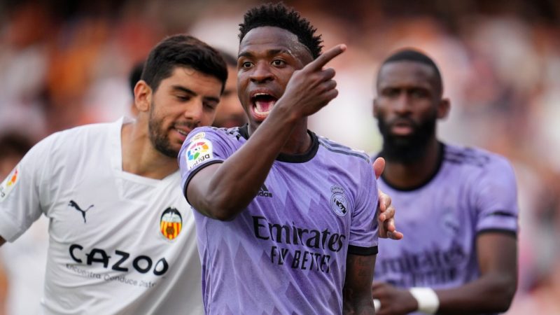 Detienen a cuatro personas por presuntamente colgar una efigie del delantero del Real Madrid, Vinícius Jr