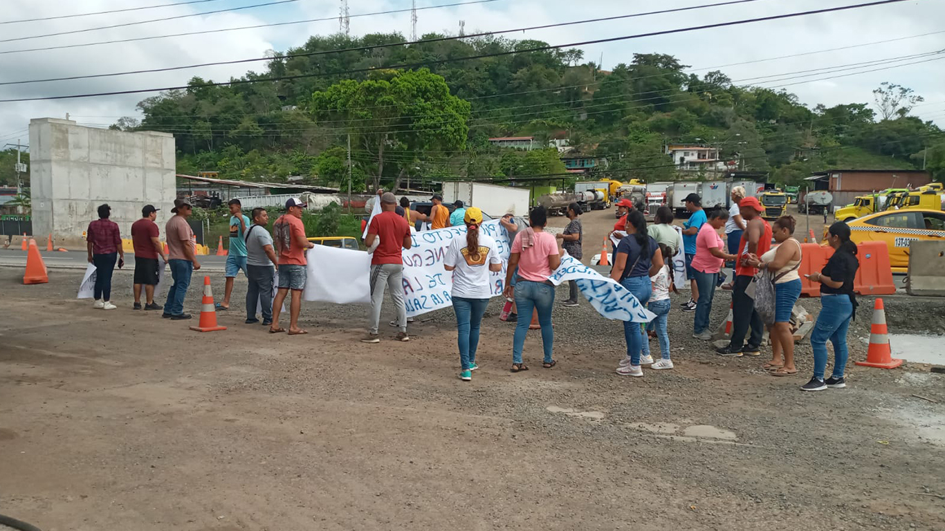 Firmes en contra de la canteraen la Valdeza de la Chorrera