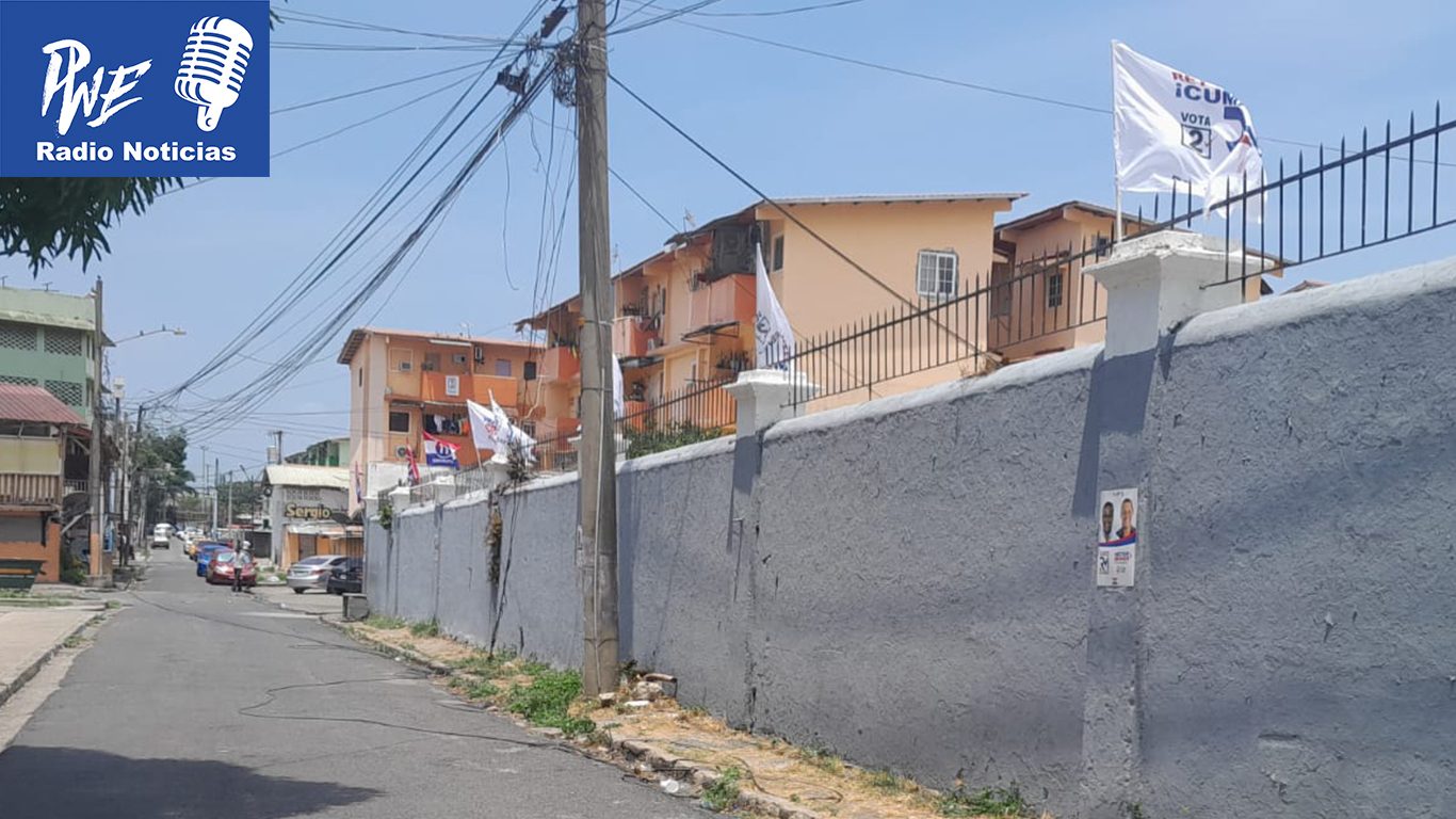 Ni los difuntos se salvan de la política, colocan banderas de partido político en cerca del cementerio Amador