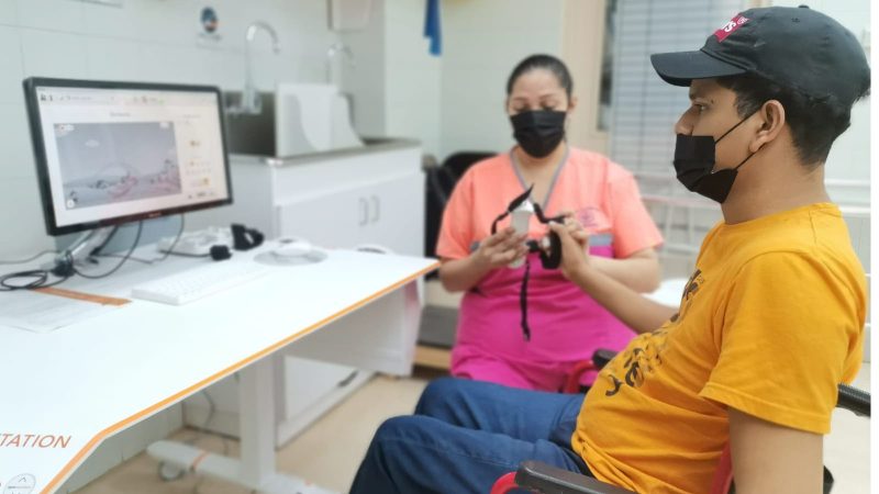 Instalan equipo robótico “Tyromotion” para terapia ocupacional en La Chorrera