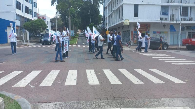 Bomberos realizan marcha