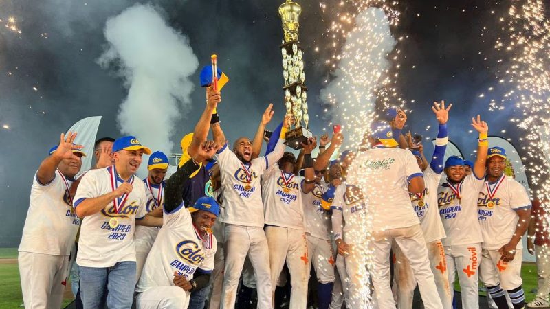 Sin estadio y sin condiciones, Colón se coronó campeón del béisbol nacional.