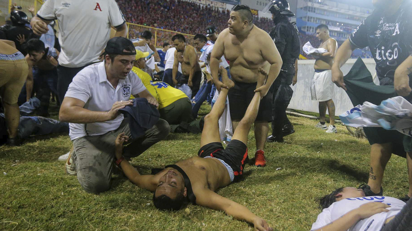¡Tragedia en El Salvador! Estampida provoca 12 muertos en el estadio Cuscatlán