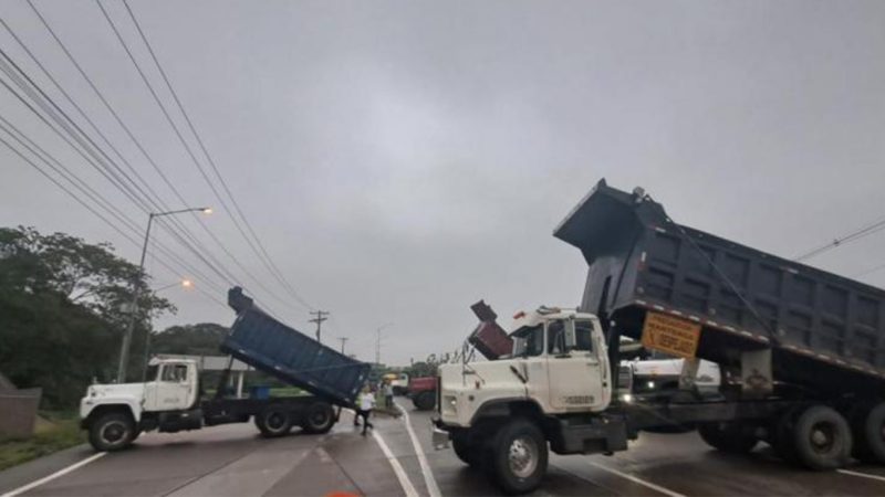 Conductores de camiones cierran la vía Centenario