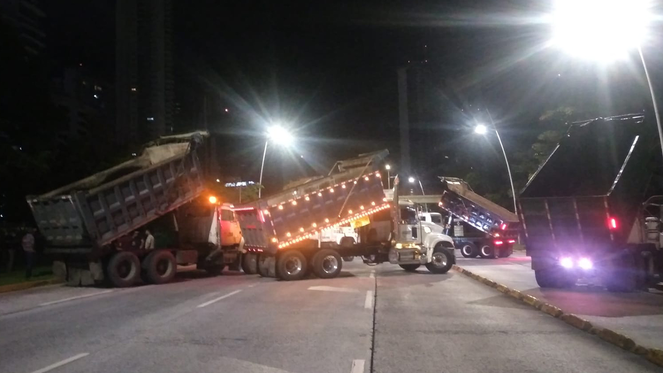 Tras protesta, Autoridad de Aseo busca pagar a camioneros.