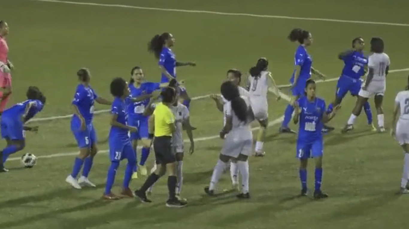 Vergonzosa pelea a puño limpio en el futbol femenil de Panamá