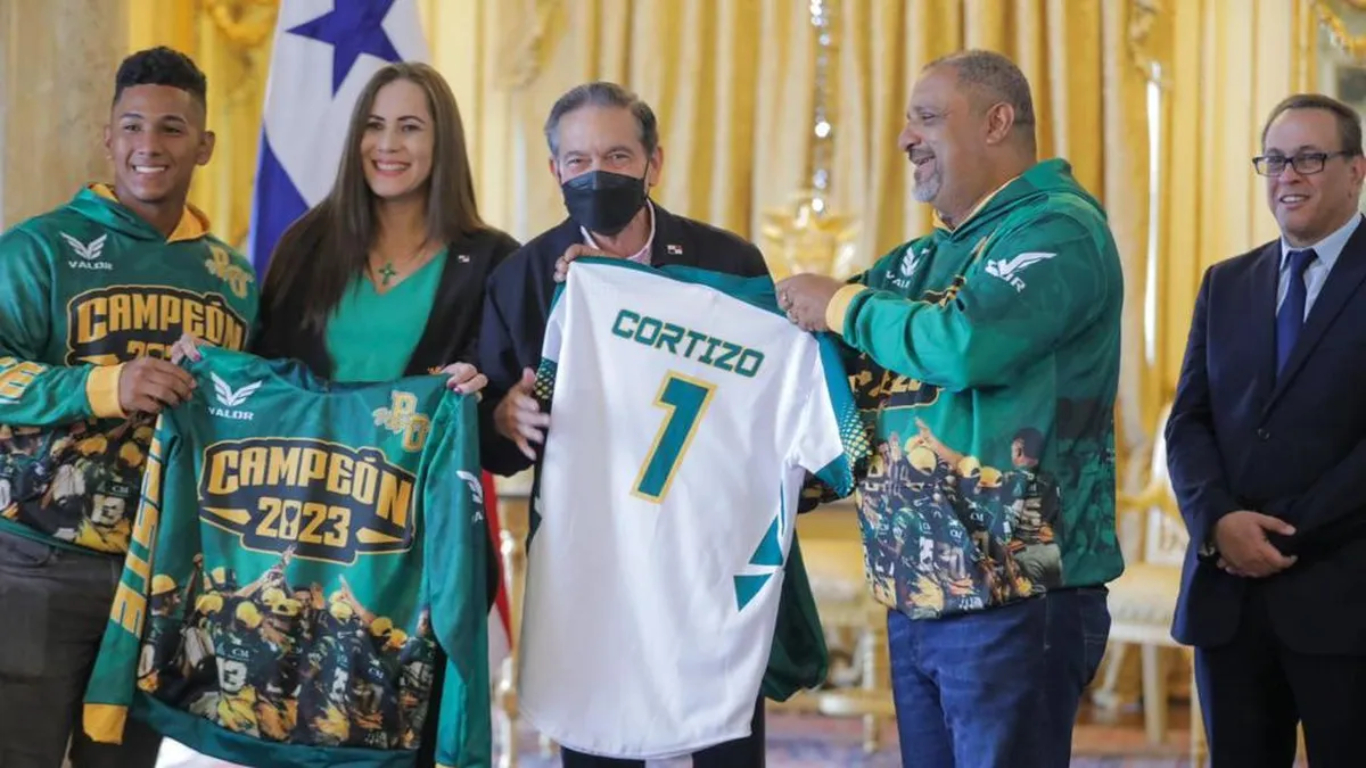 Nito Cortizo recibe al campeón del béisbol juvenil 2023