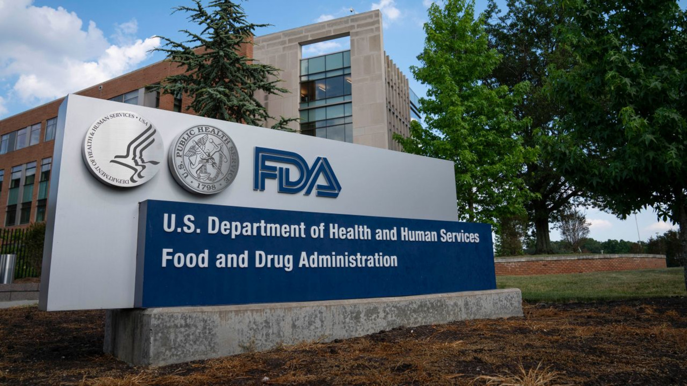 FDA otorga aprobación plena al primer fármaco contra el alzheimer que desacelera la enfermedad