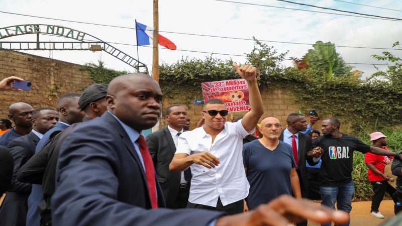 El viaje de Mbappé por Camerún para visitar el pueblo de su padre