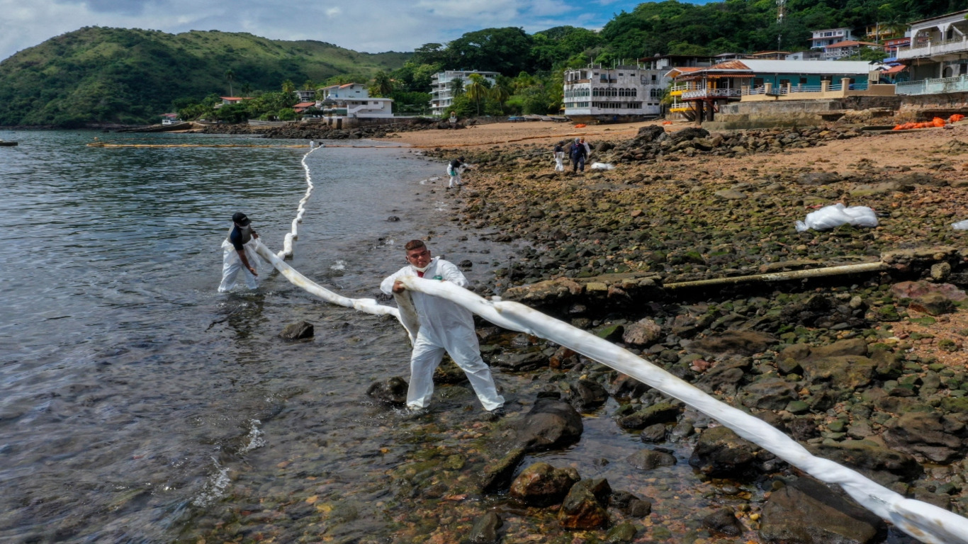 Derrame de combustible contamina un río que desemboca en bahía de Panamá