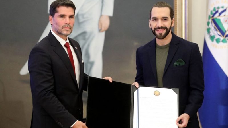 Nayib Bukele, y el productor de la película “Sound of Freedom” firman un convenio para luchar contra la explotación infantil