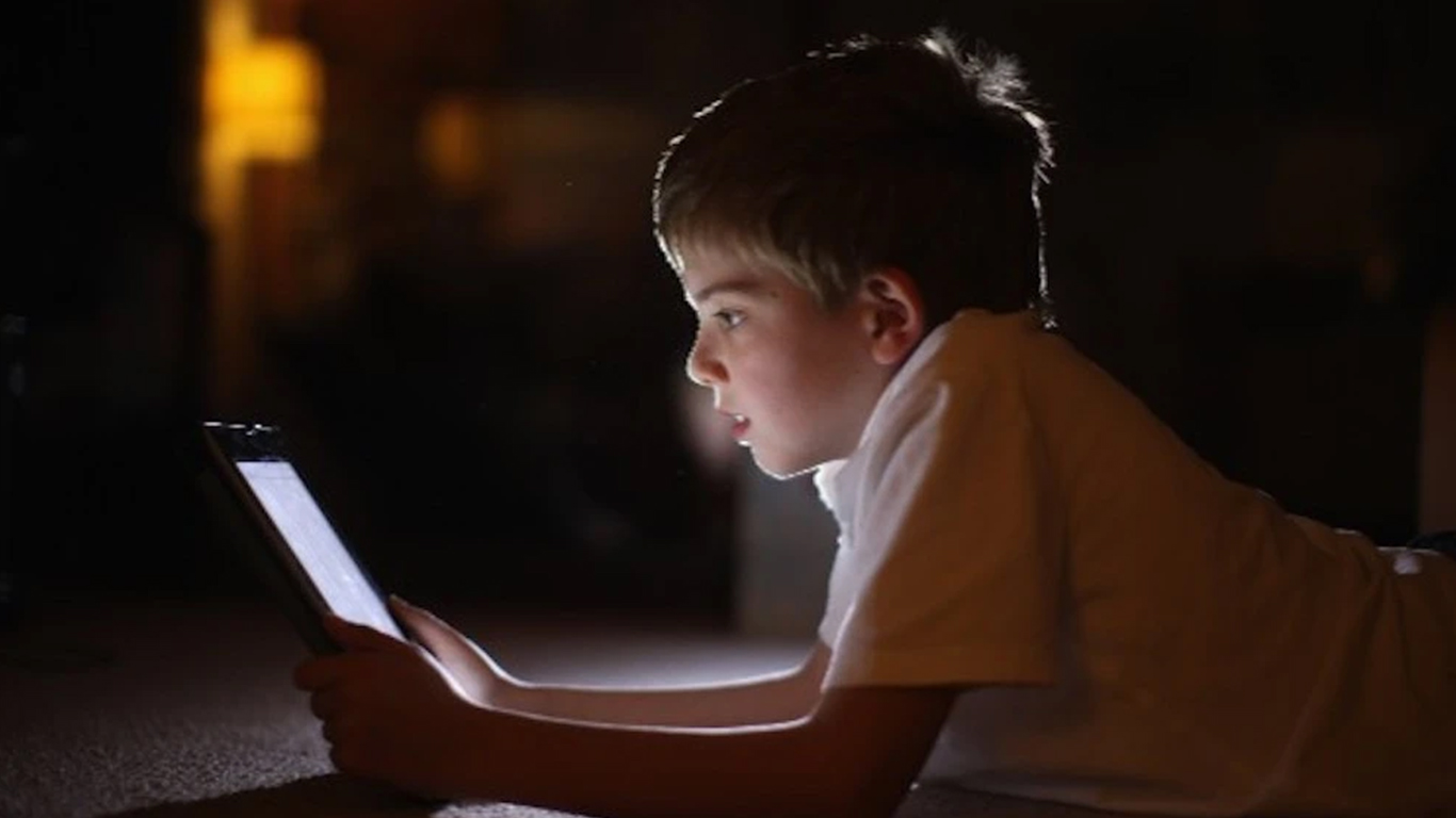 El uso de pantallas produce retrasos en el lenguaje de los niños: cuáles son las razones, según los expertos