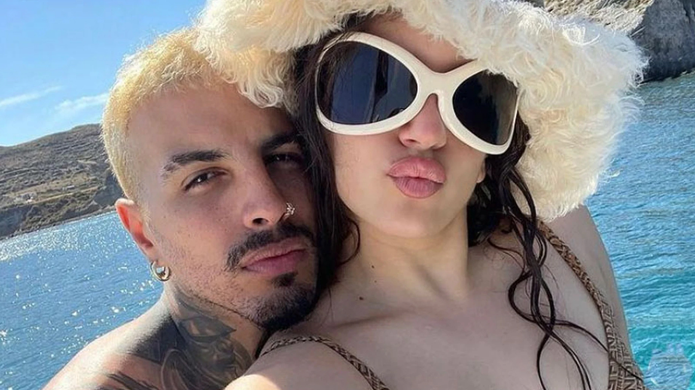 Rauw Alejandro niega infidelidad, confirma ruptura con la cantante Rosalía