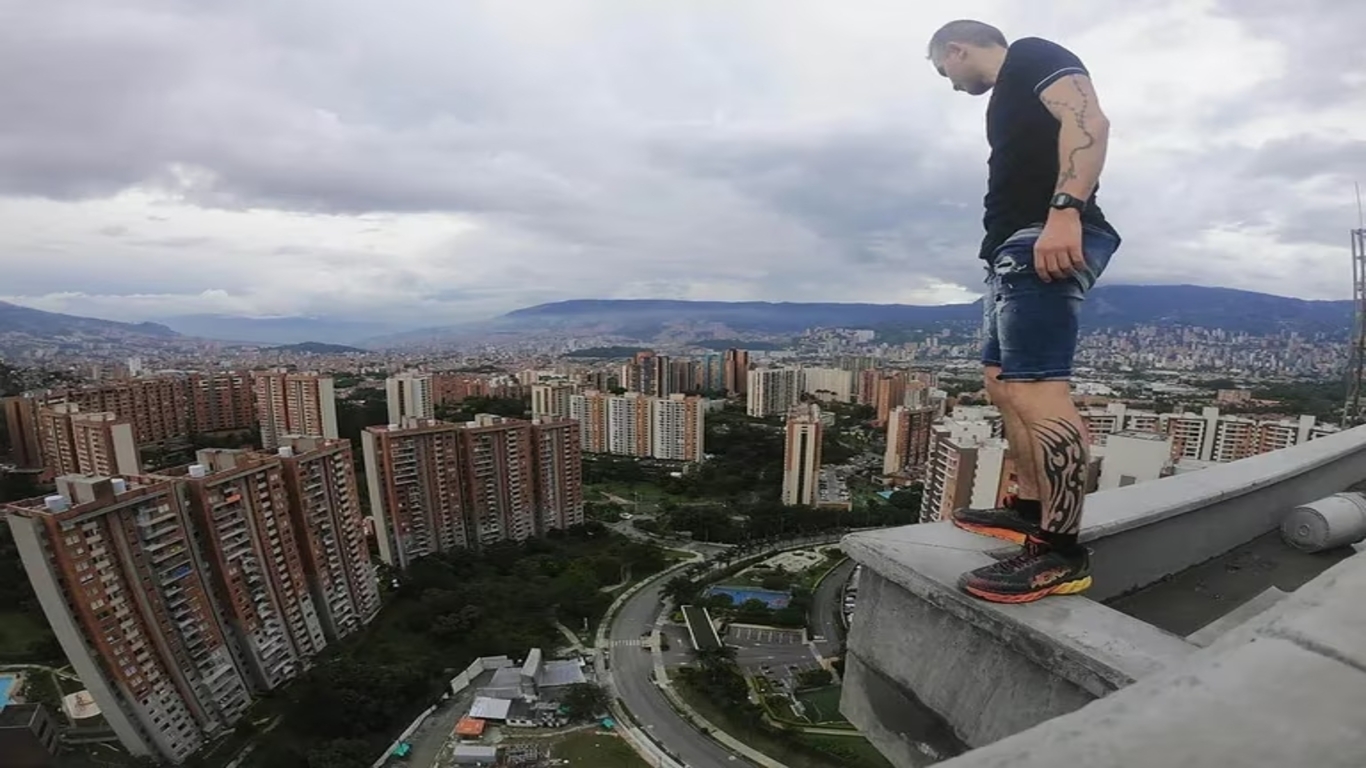 En Hong Kong Un escalador urbano murió al caer al vacío en cuando se grababa para sus redes