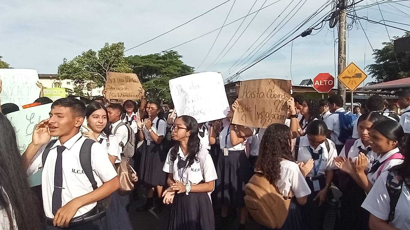 Estudiantes de Panamá Oeste mendigan educación