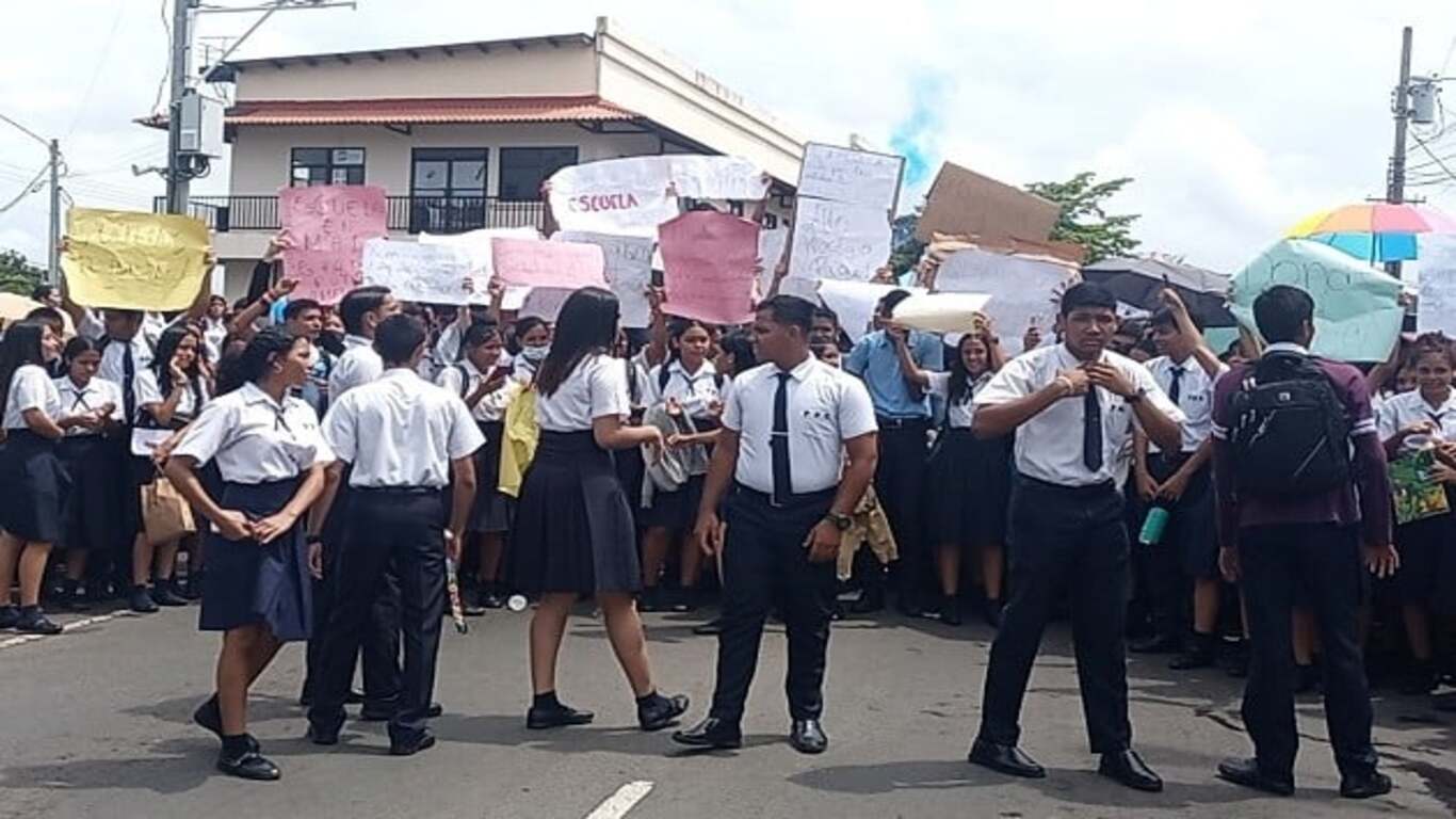 Estudiantes del colegio Pedro Pablo Sánchez reclaman la entrega de nuevos edificios