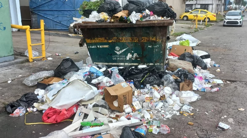 La ciudad entre la basura y los orates