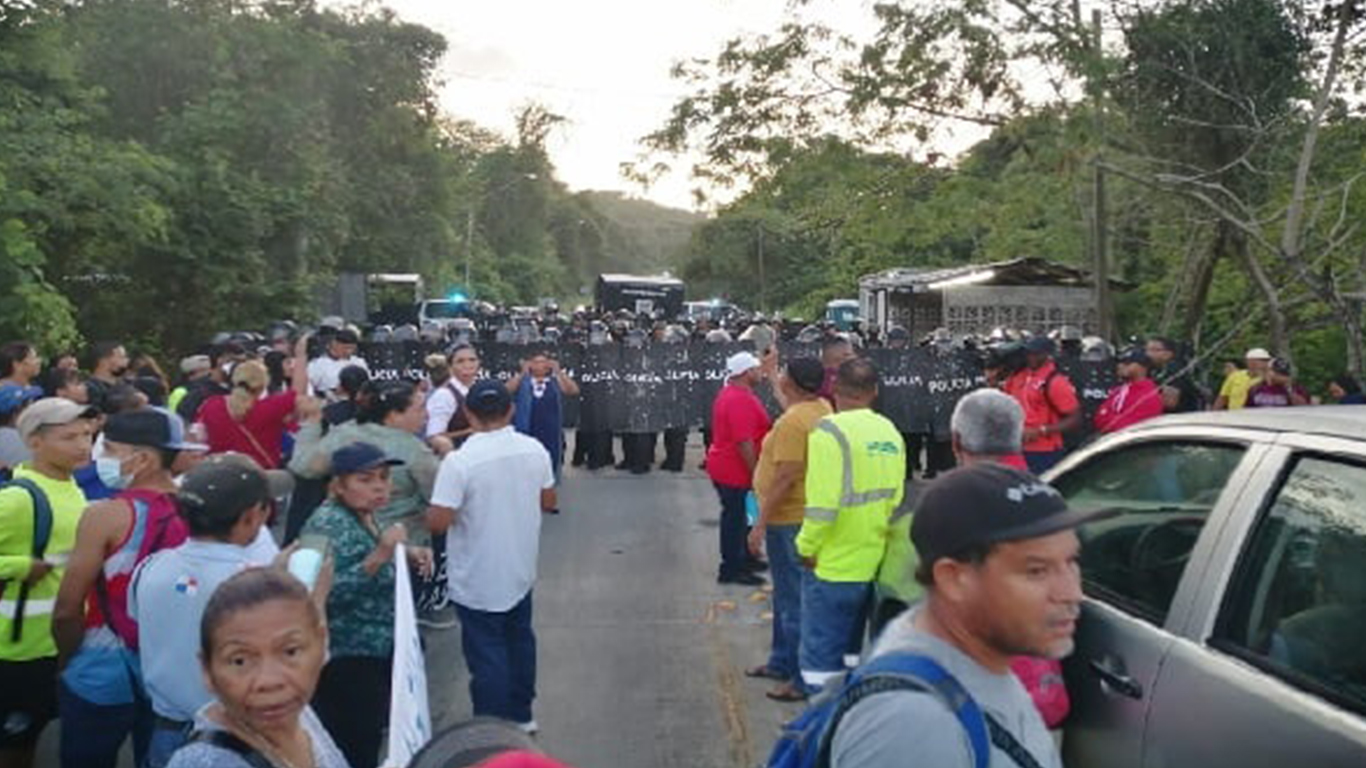Policia Nacional impidió manifestación de residentes de Veracruz en Arraiján, por falta de agua y luz
