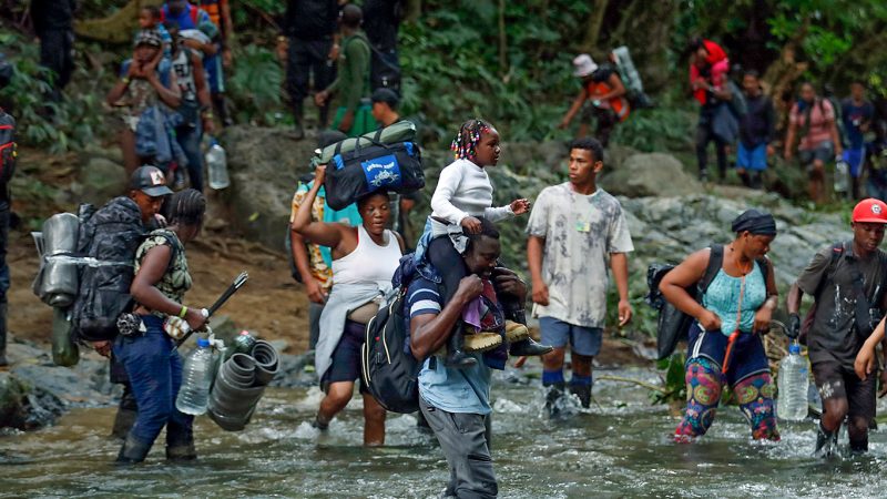 Migrante ecuatoriano rescata a niño en la selva del Darién