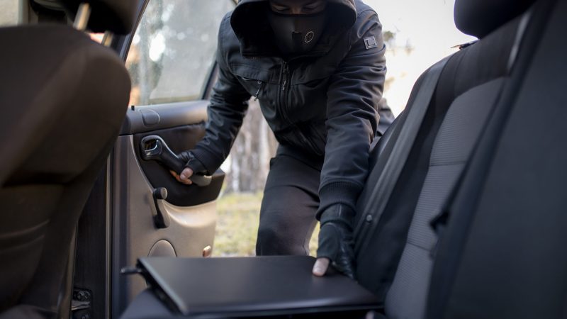 Lanzan campaña de concienciación, ante los hurtos de artículos de valor dentro del auto