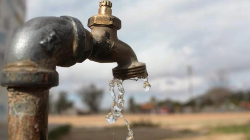 Protestas vecinales por mal olor en el agua en una zona de Ciudad de México