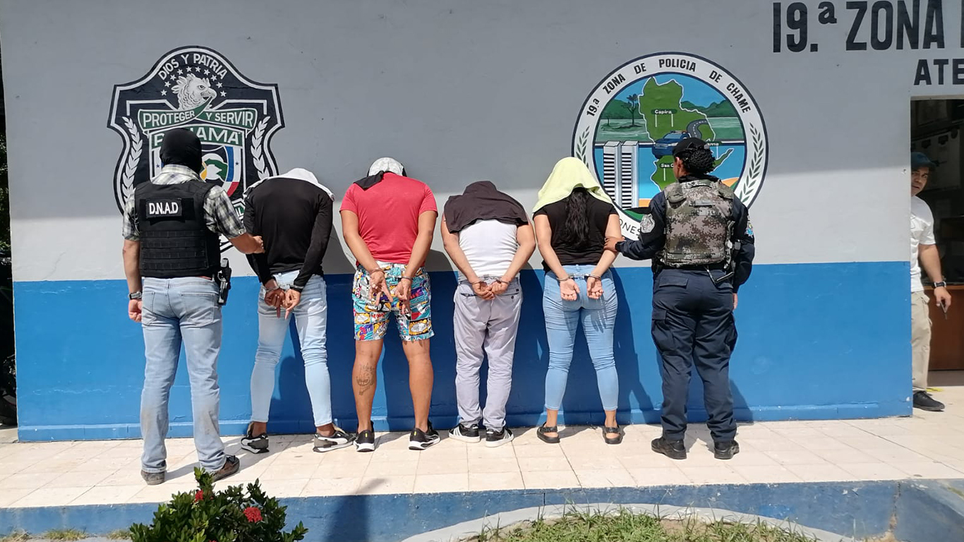 EN SAN CARLOS, LA POLICÍA APREHENDE A CUATRO PERSONAS CON PRESUNTA DROGA Y ARMA