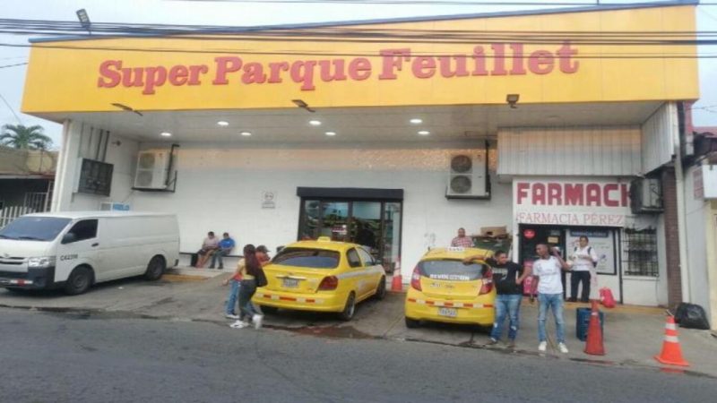 Escándalos en piquera bruja de taxis en el parque Feulliet de La Chorrera