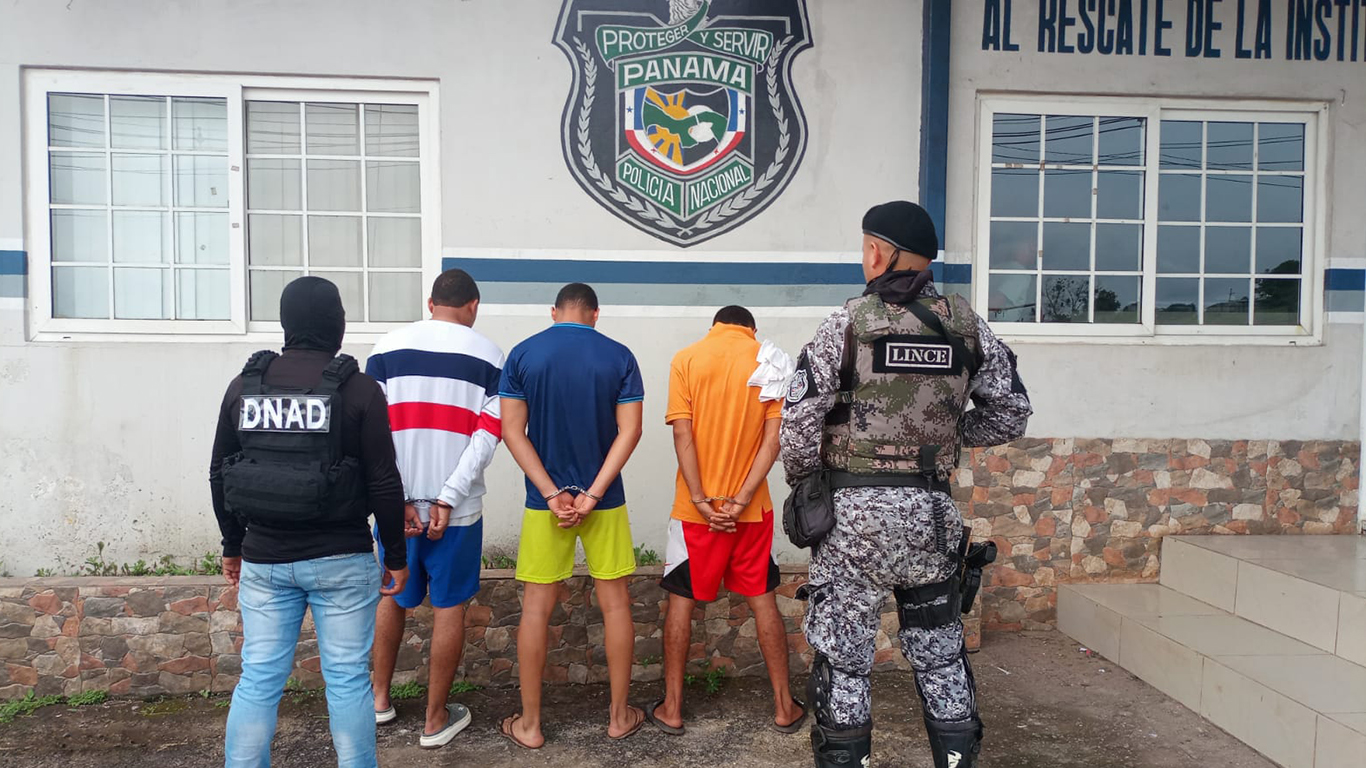 Policía aprehende a cuatro personas y decomisa presunta droga en San Miguelito y Arraiján