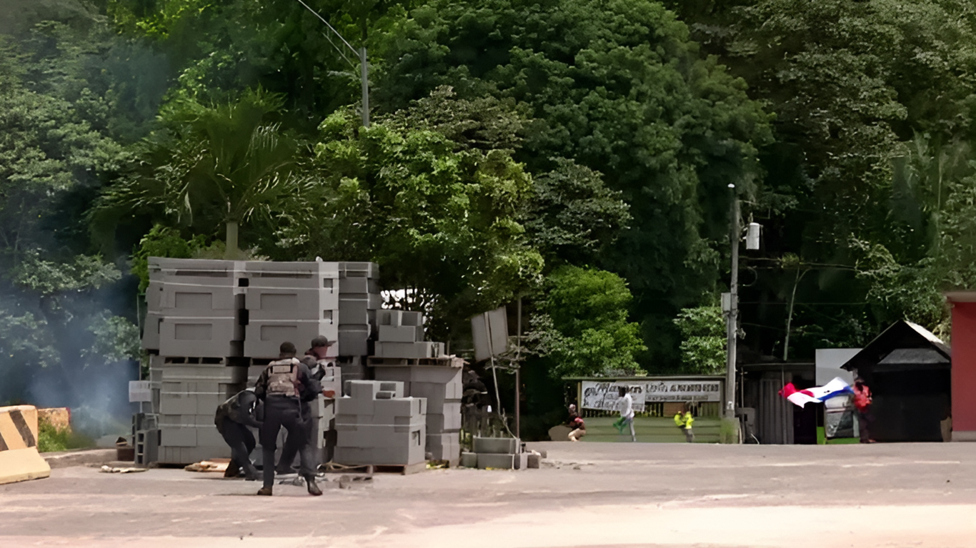 Manifestantes se enfrentan a la policía con piedras en Arraiján, Loma Cová