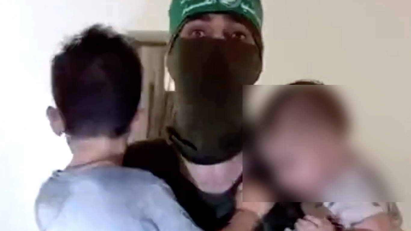 El grupo terrorista Hamas publicó videos con niños y bebés israelíes secuestrados