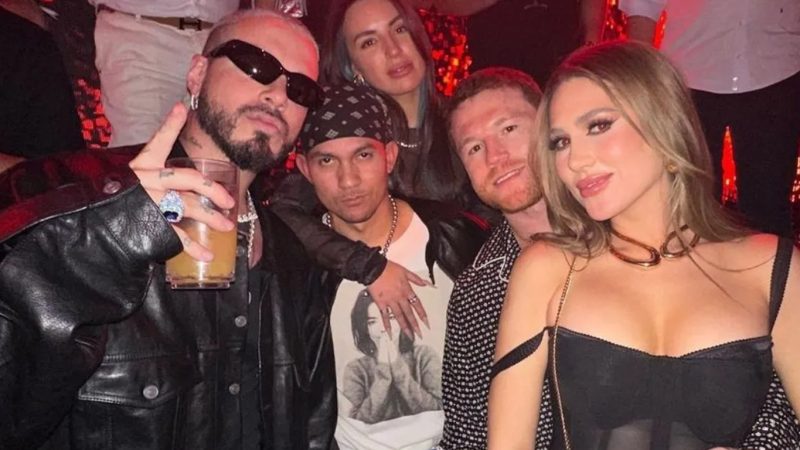 J Balvin celebra el triunfo de Canelo Álvarez en un centro nocturno