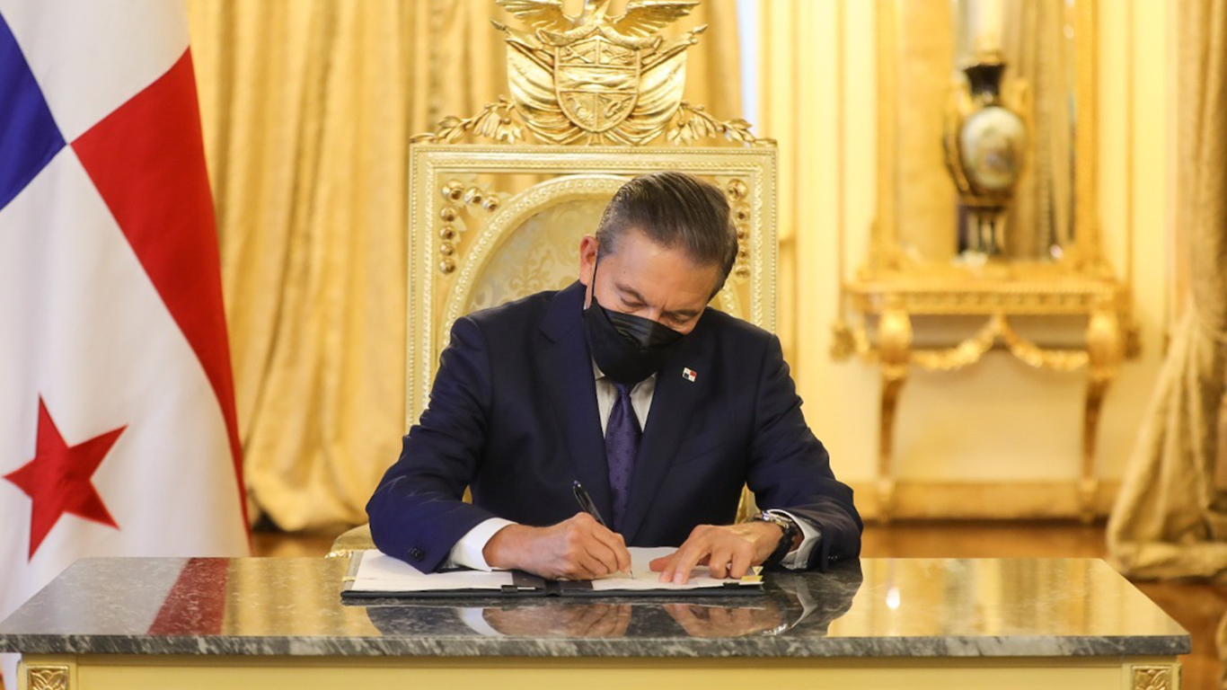 Presidente Cortizo sancionó la ley 406 que aprueba el contrato de Concesión Minera
