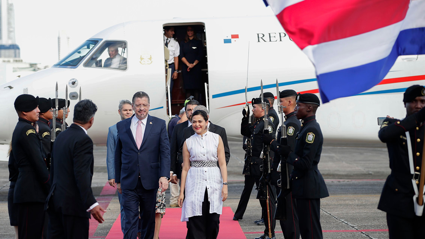 El presidente de Costa Rica llega a Panamá para analizar la crisis migratoria