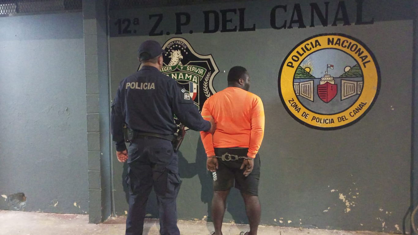 Policía aprehende a una persona con presunta droga en Merca Panamá
