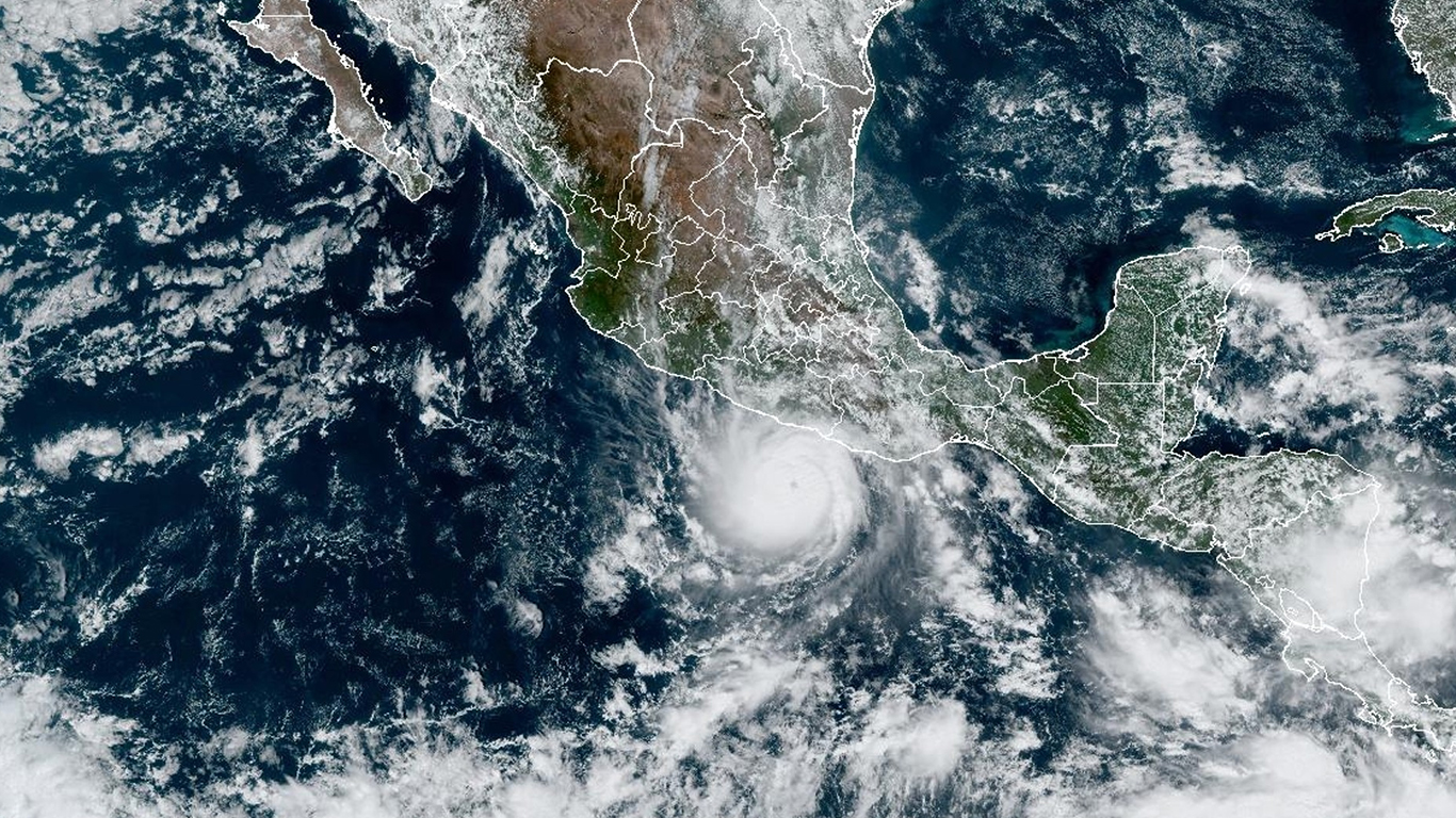 Otis se fortalece a huracán categoría 4, horas antes de tocar tierra en México