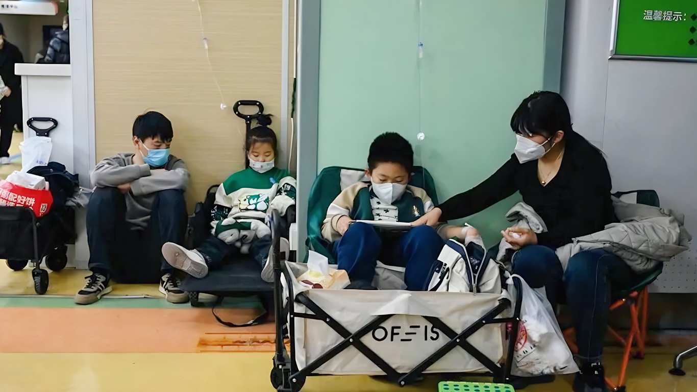 ¿Qué está pasando en China con la neumonía en niños y por qué se desbordaron los hospitales?