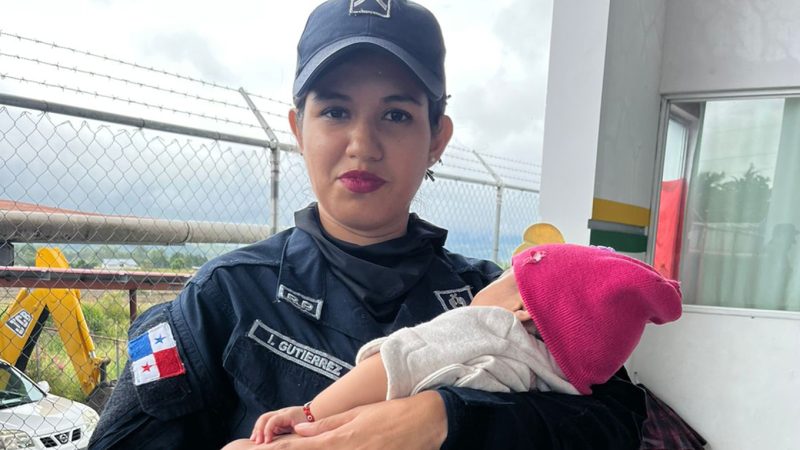 Policía nacional veló por la seguridad de mujeres y niños en medio de las protestas en tierras altas