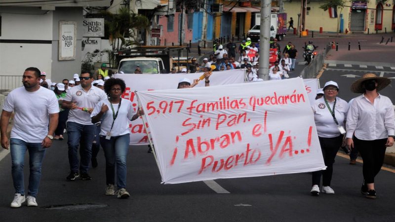 Trabajadores de la minera se manifiestan