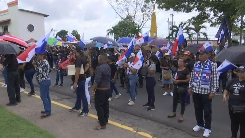 Docentes de Panamá Oeste marchan de negro y reclaman justicia