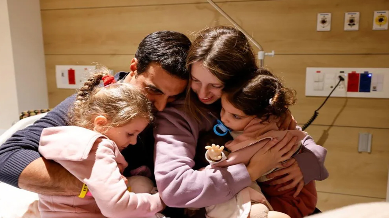 Emotivos reencuentros con su familia, de niños rehenes liberados por Hamas