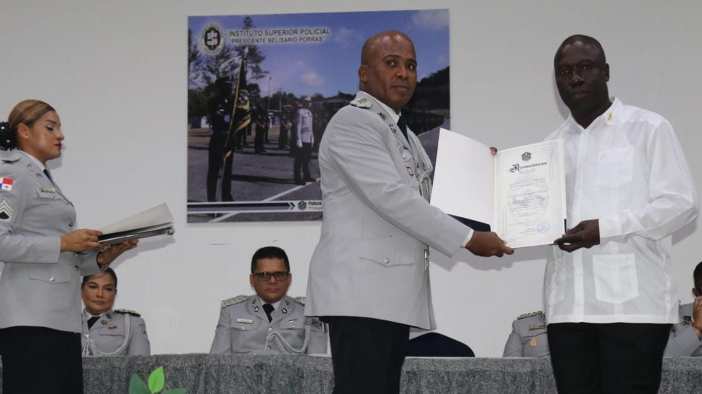 Más de 45 capitanes de la policia fueron homenajeados al cumplir sus 30 años