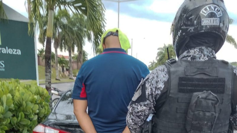 Policía aprehende a una persona con presuntos paquetes de droga en la arboleda de La Chorrera