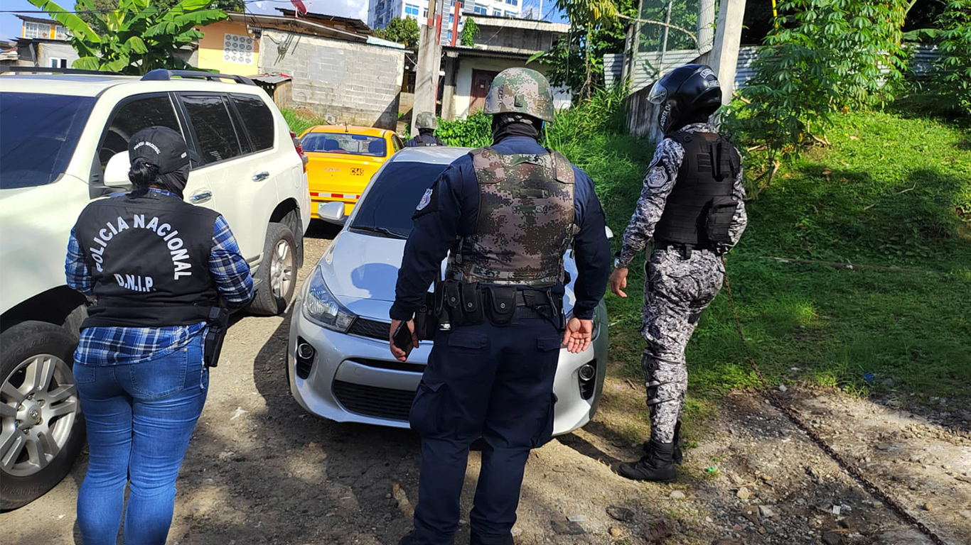 Policía Nacional recupera un vehículo propiedad de una agencia arrendadora de autos.