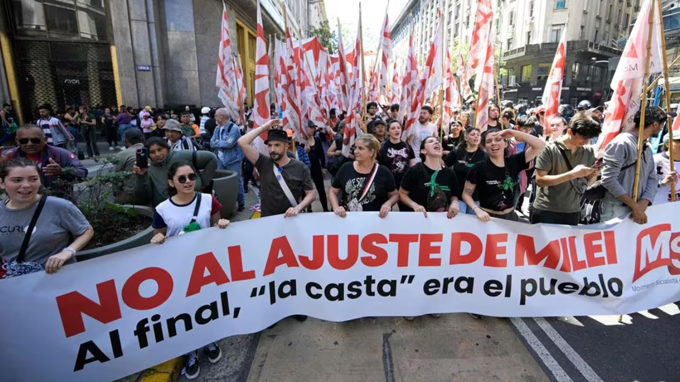 Presidente de Argentina Javier Milei se enfrenta a su primera gran protesta: ¿cuál es la causa?