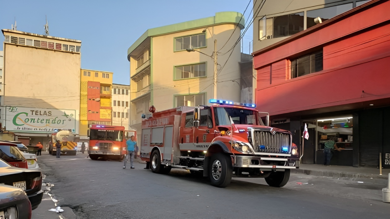 Se incendia bodega de textiles y alfombras en Calidonia 