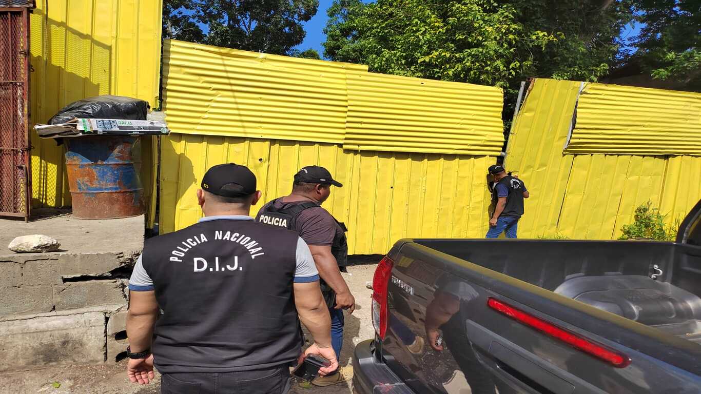 Policía junto al Ministerio Público allanan locales de rastros en busca de piezas y autos robados