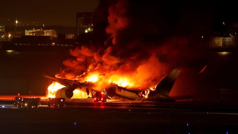 Avión comercial colisiona en Japón a un avión de la Guardia Costera, participaba en las tareas de socorro tras el terremoto