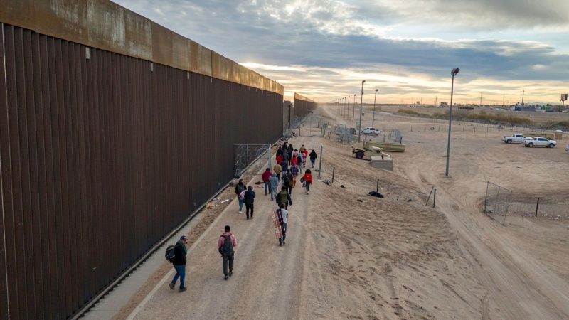 Biden dice que la frontera con México “es un caos”