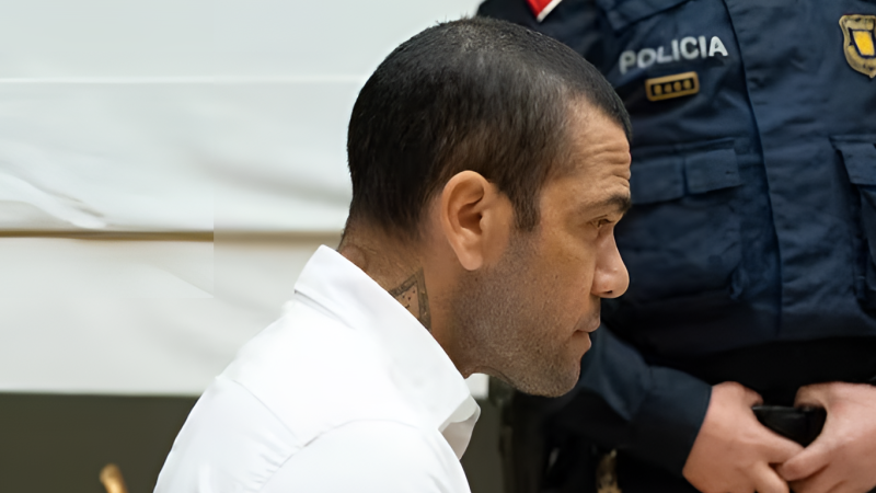 La primera imagen de Dani Alves en el juicio por agresión sexual: cabizbajo y vestido con camisa blanca y vaqueros